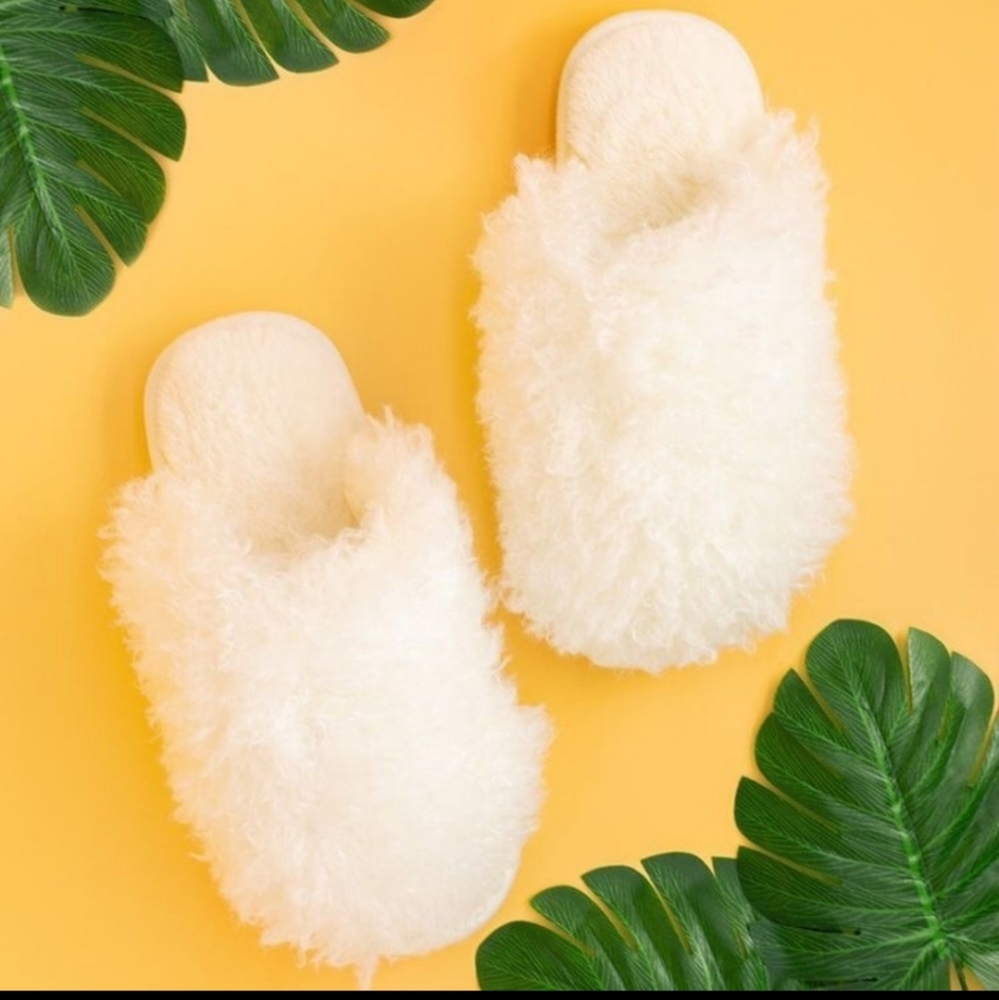 Ivory fluffy slippers. - Picture 3 of 5